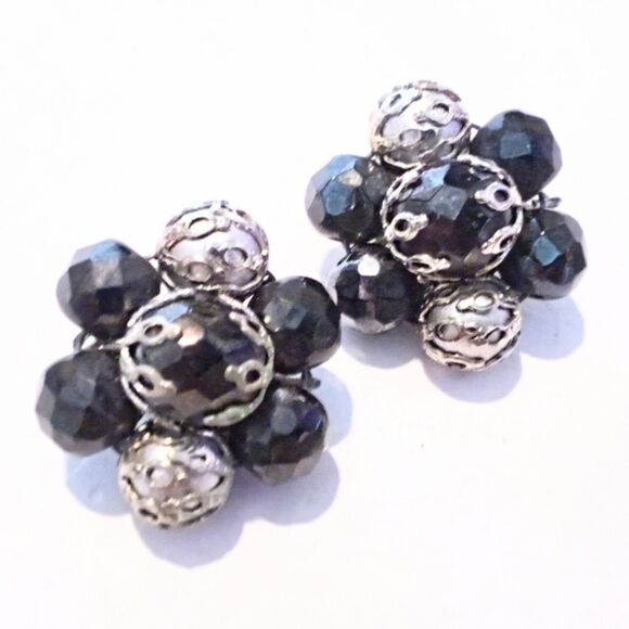 Vintage Mid Century Black and Silver Bead Cluster Clip Earrings - Picture 2 of 4